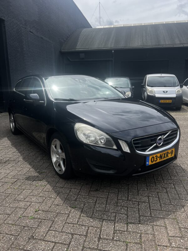 Volvo v60 2.0 D3 Momentum  03-NXR-9